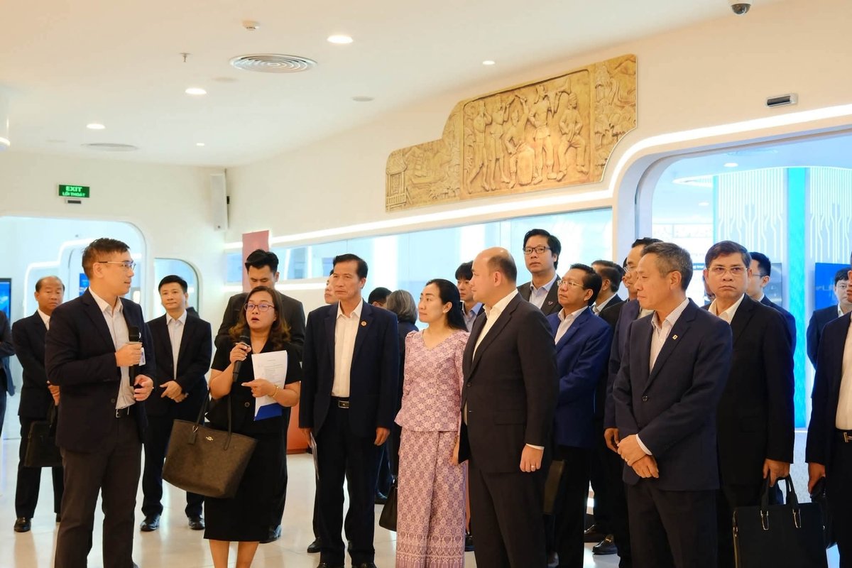 洪玛尼率团访问越南VNPT 考察数字政府管理
