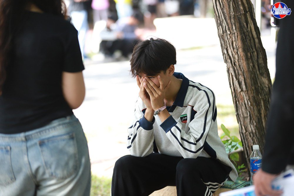 柬埔寨高考成绩于今日正式公布,考生纷纷前往各考点查询成绩,现