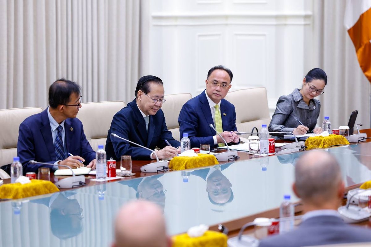 洪玛奈总理于9月10日在和平大厦会见美国商会代表团,双方就加