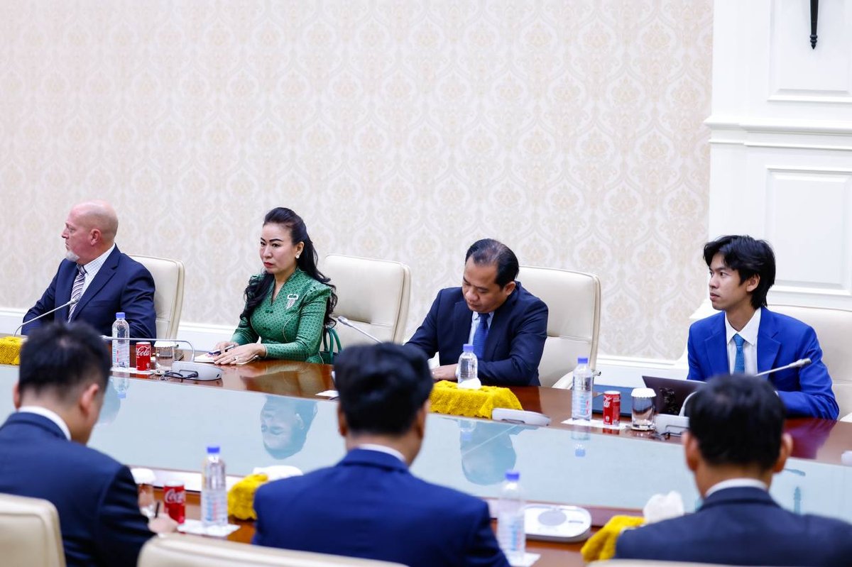 洪玛奈总理于9月10日在和平大厦会见美国商会代表团,双方就加