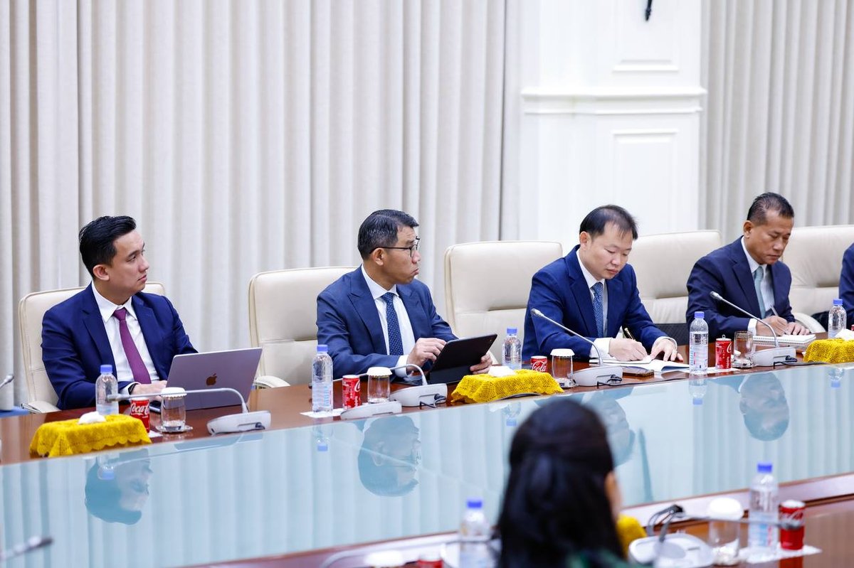洪玛奈总理于9月10日在和平大厦会见美国商会代表团,双方就加