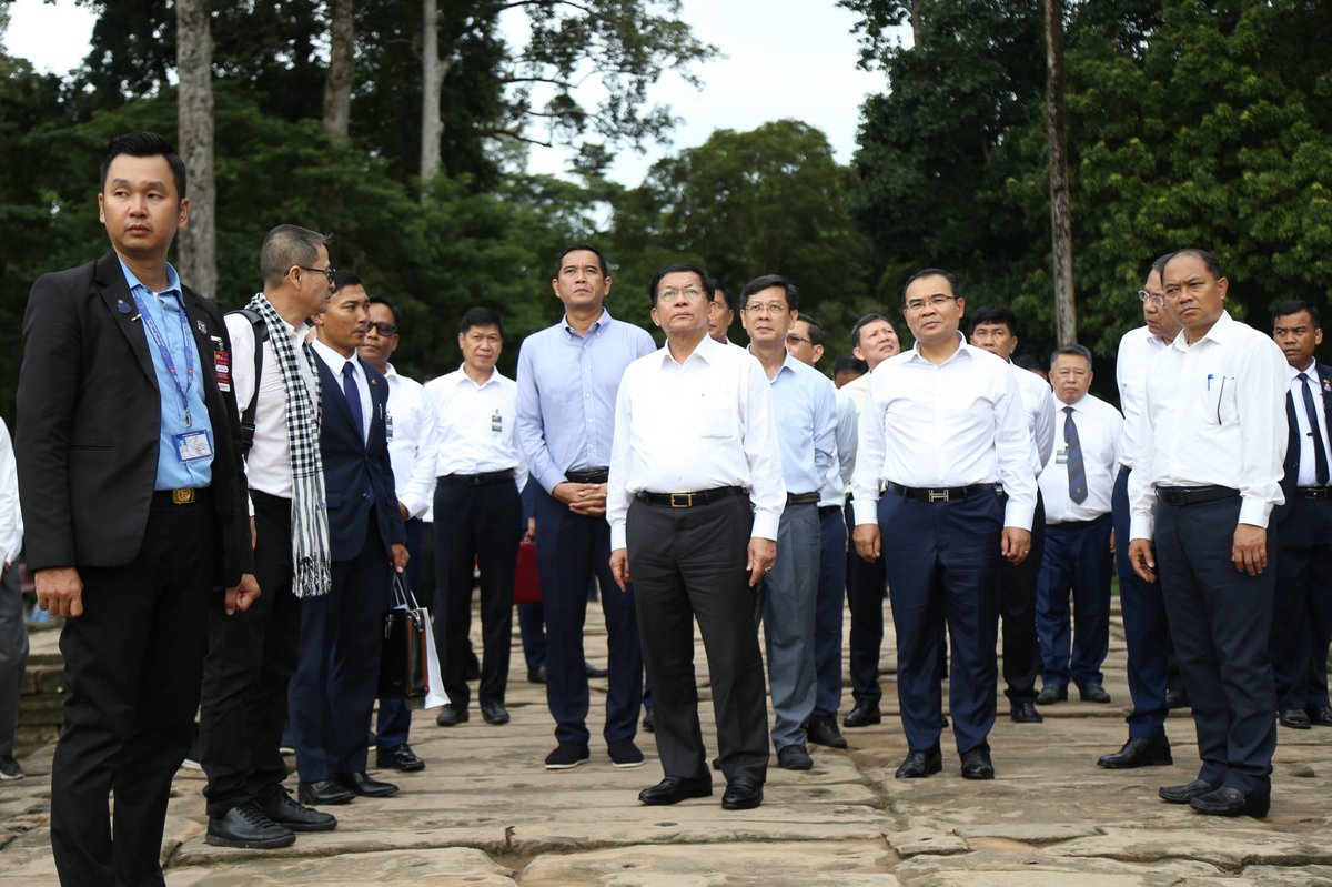 缅甸总统敏昂莱于9月12日访问暹粒,参观了吴哥窟及巴戎寺,这