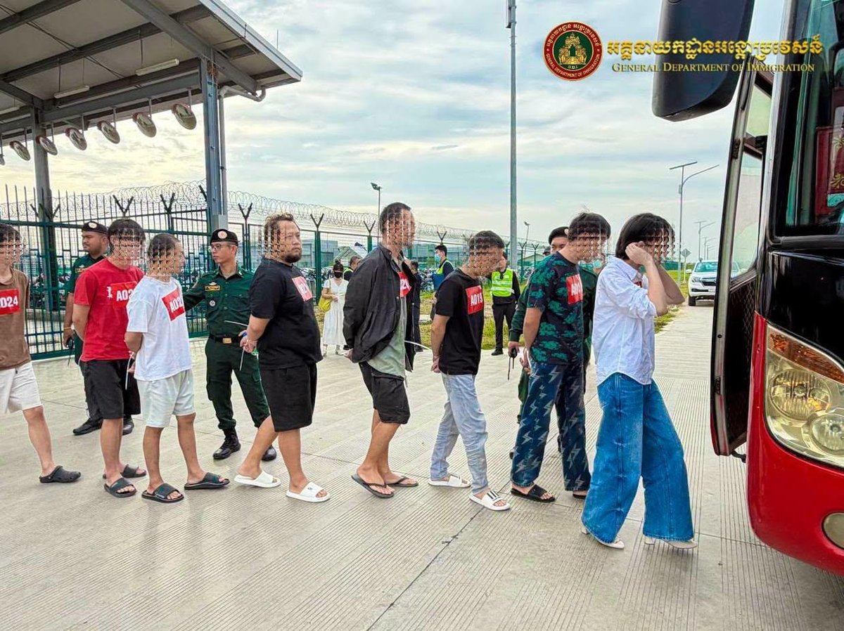 柬埔寨移民总局驱逐121名涉诈中国人 德崇国际机场离境