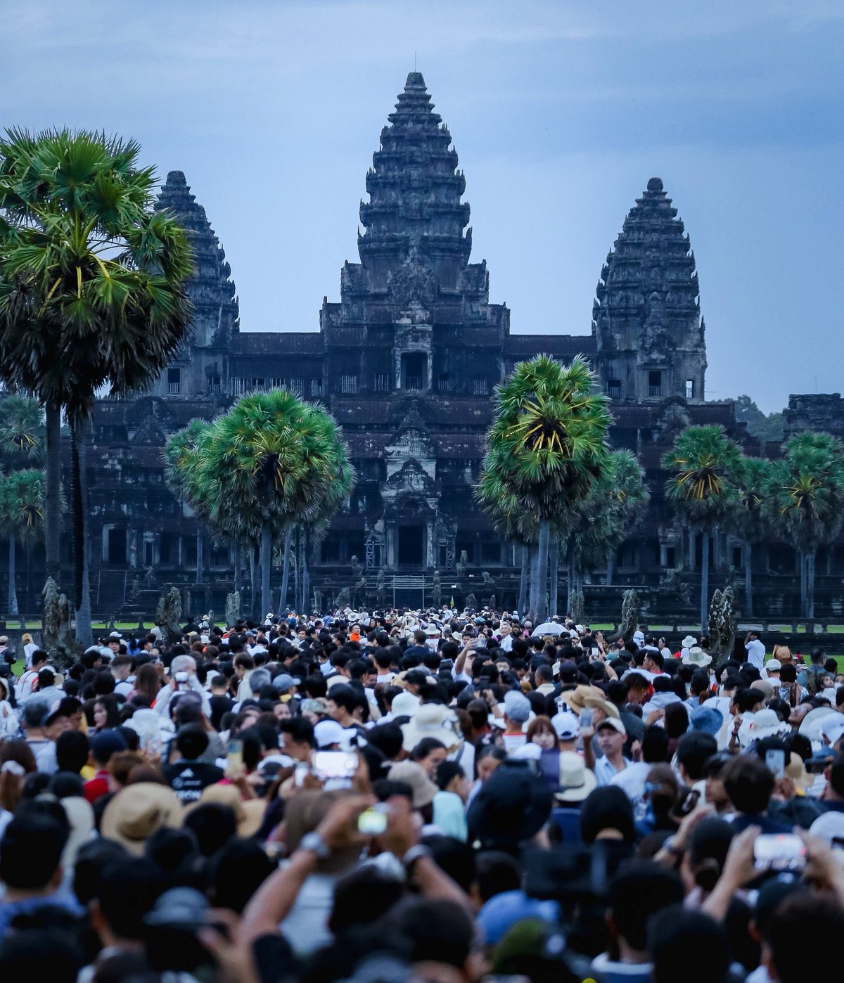 暹粒吴哥窟秋分日出景观吸引大批游客 旅游部高度重视