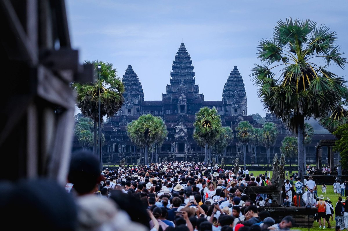 暹粒吴哥窟秋分日出景观吸引大批游客 旅游部高度重视