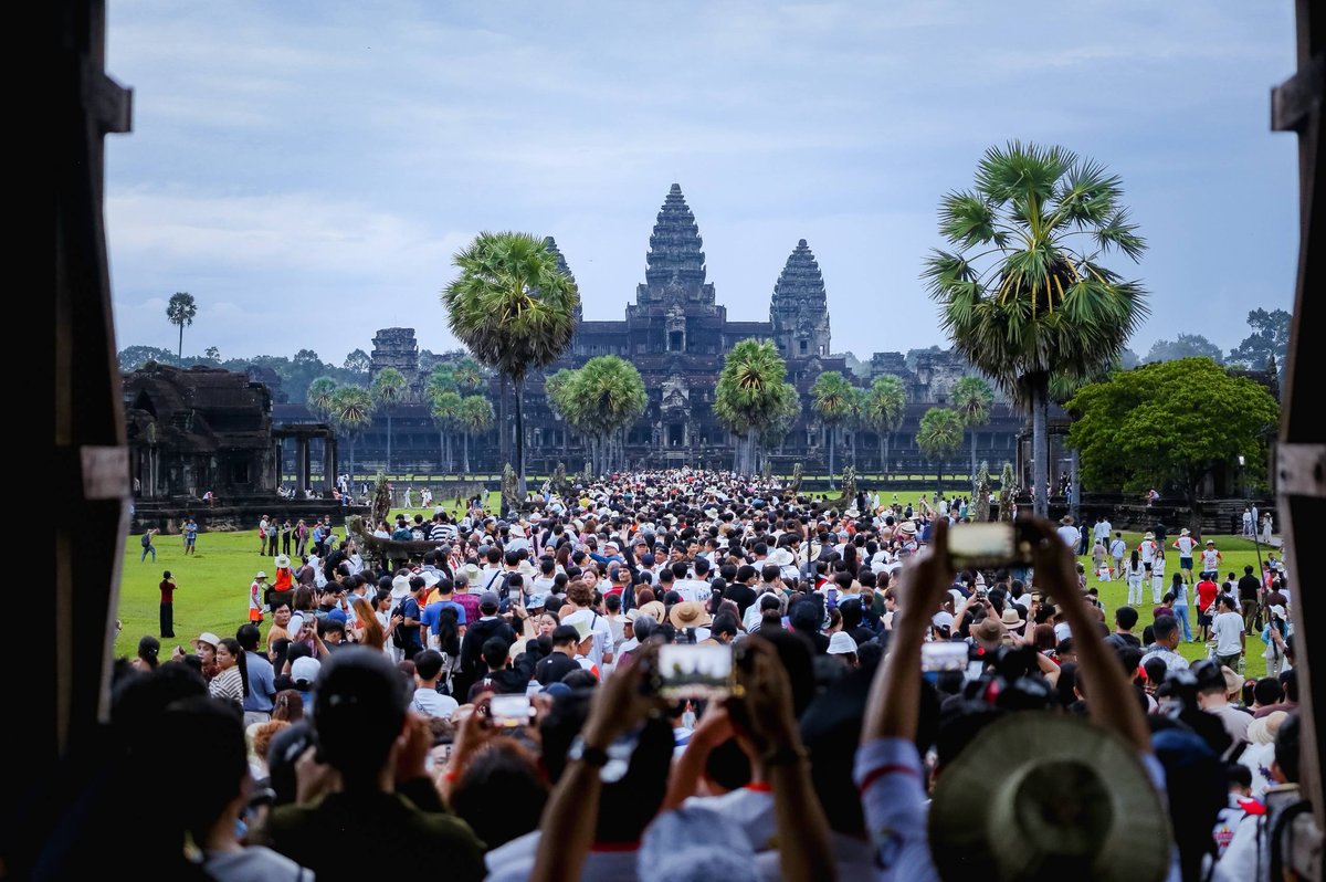 暹粒吴哥窟秋分日出景观吸引大批游客 旅游部高度重视