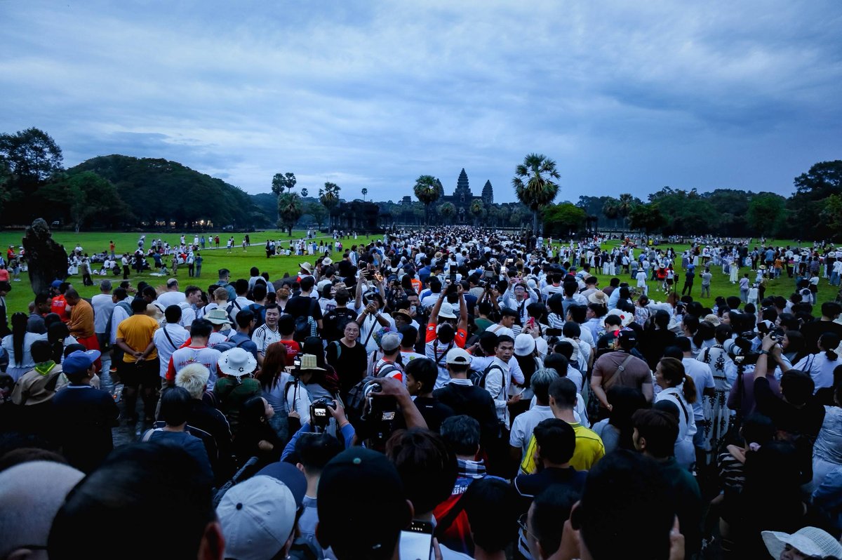 暹粒吴哥窟秋分日出景观吸引大批游客 旅游部高度重视