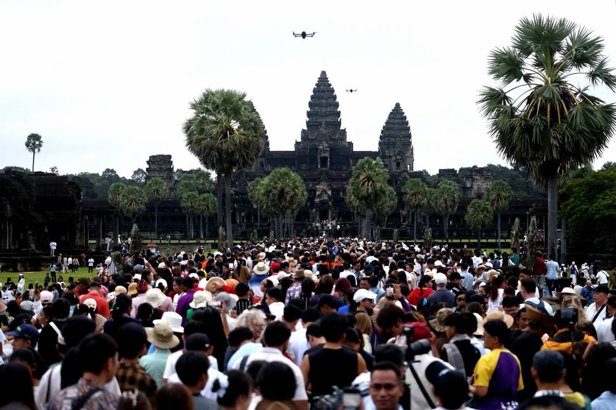 暹粒吴哥窟秋分日出奇观吸引大量游客 尽管阴天仍人气不减