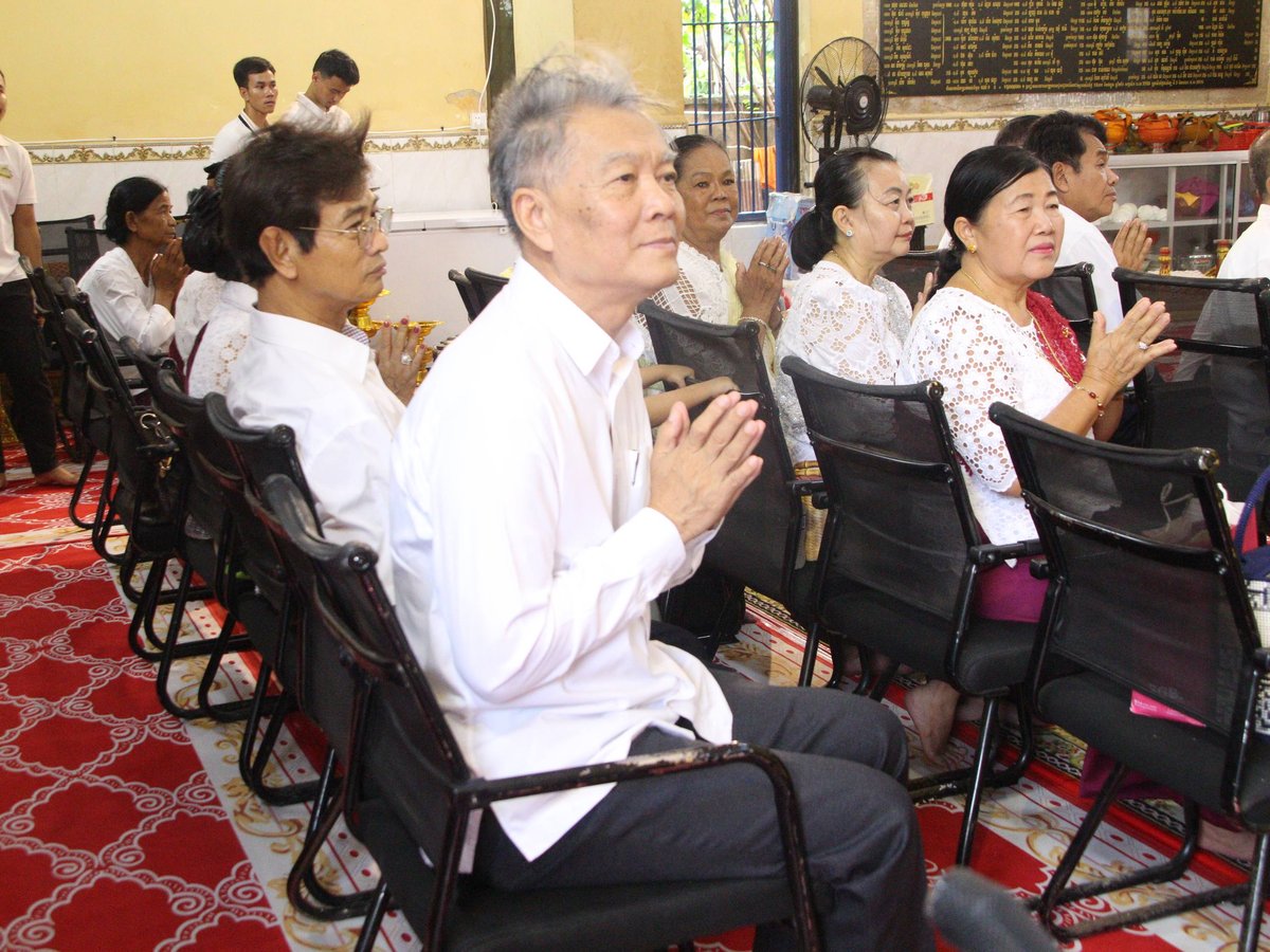 新闻部官员出席金边真丹岱寺亡人节首日诵经仪式