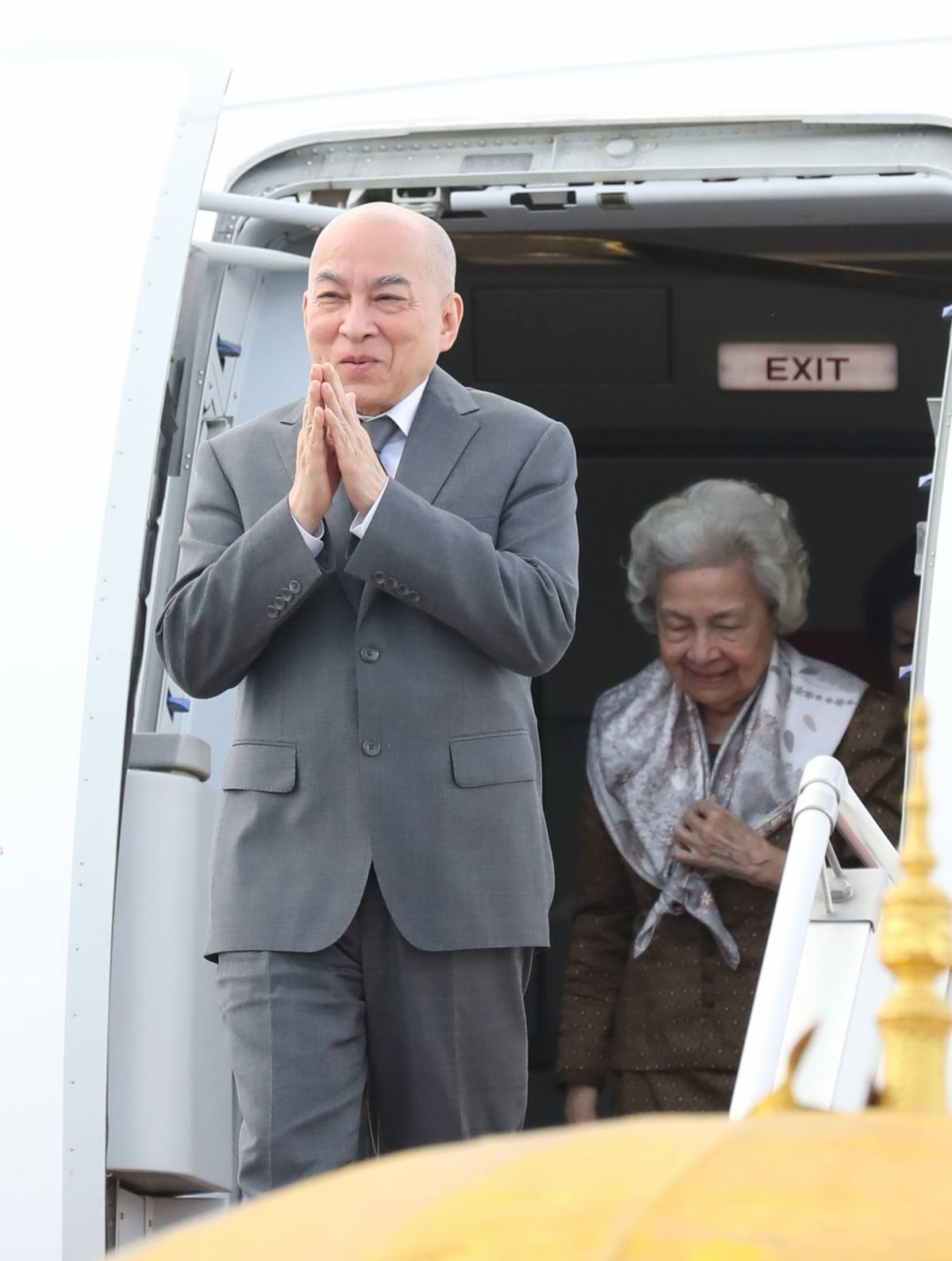 西哈莫尼国王与莫尼列太后结束在华体检回国