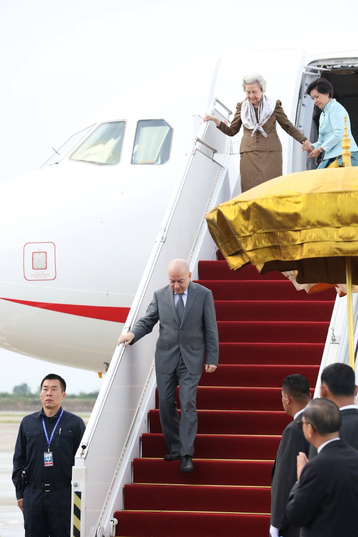 西哈莫尼国王与莫尼列太后结束在华体检回国