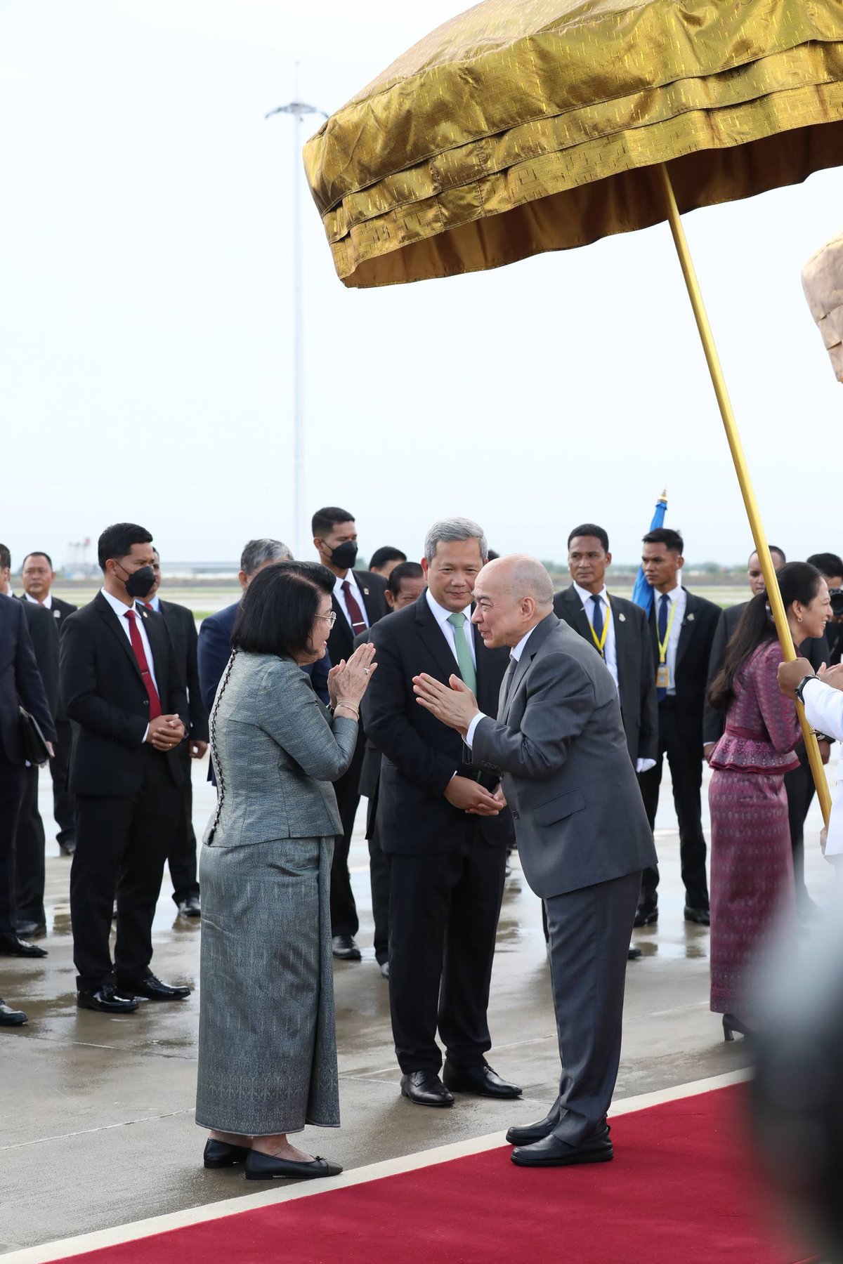 西哈莫尼国王与莫尼列太后结束在华体检回国