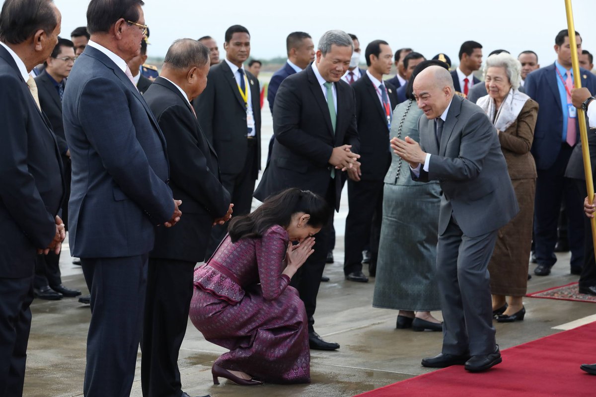 西哈莫尼国王与莫尼列太后结束在华体检回国