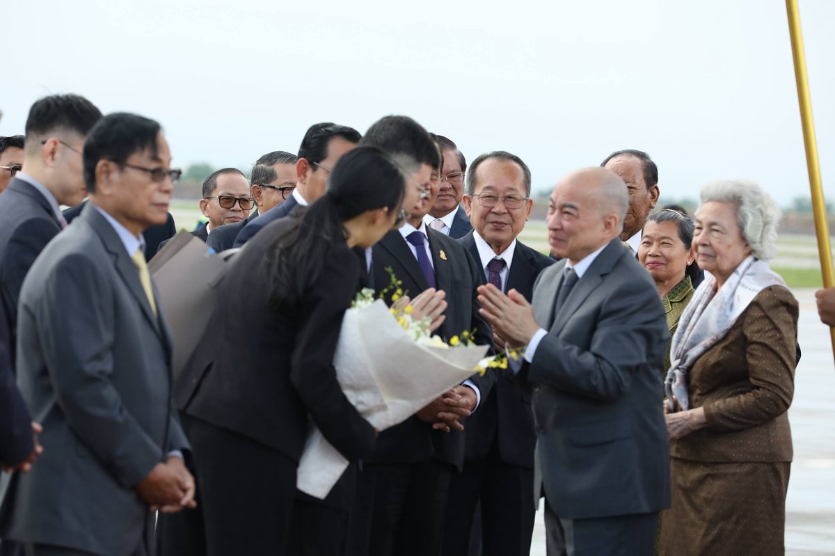 西哈莫尼国王与莫尼列太后结束在华体检回国
