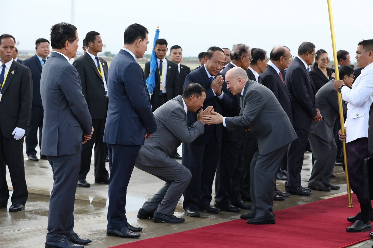 西哈莫尼国王与莫尼列太后结束在华体检回国