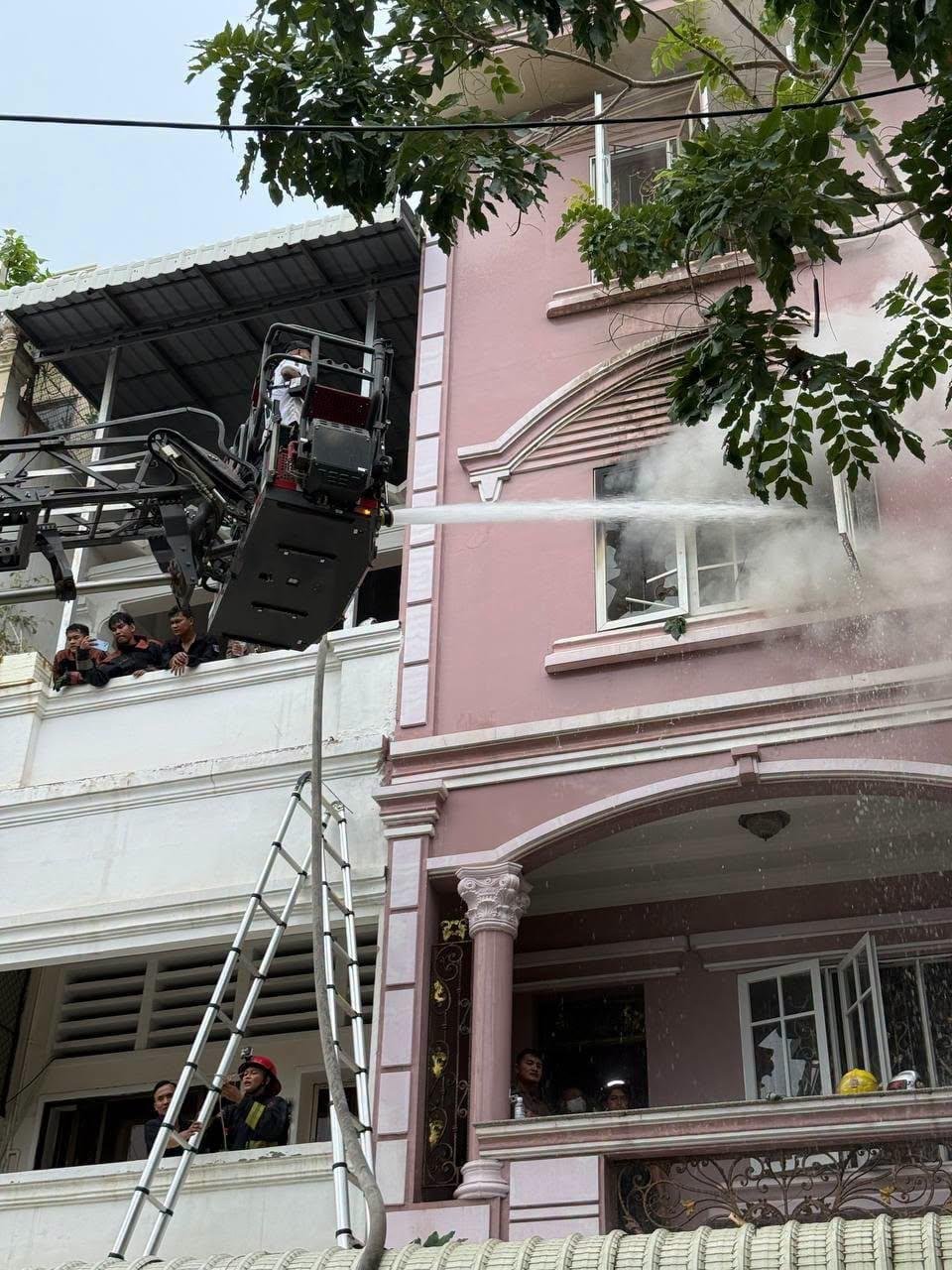 金边俄罗斯市场附近民宅突发火灾 暂无人员伤亡