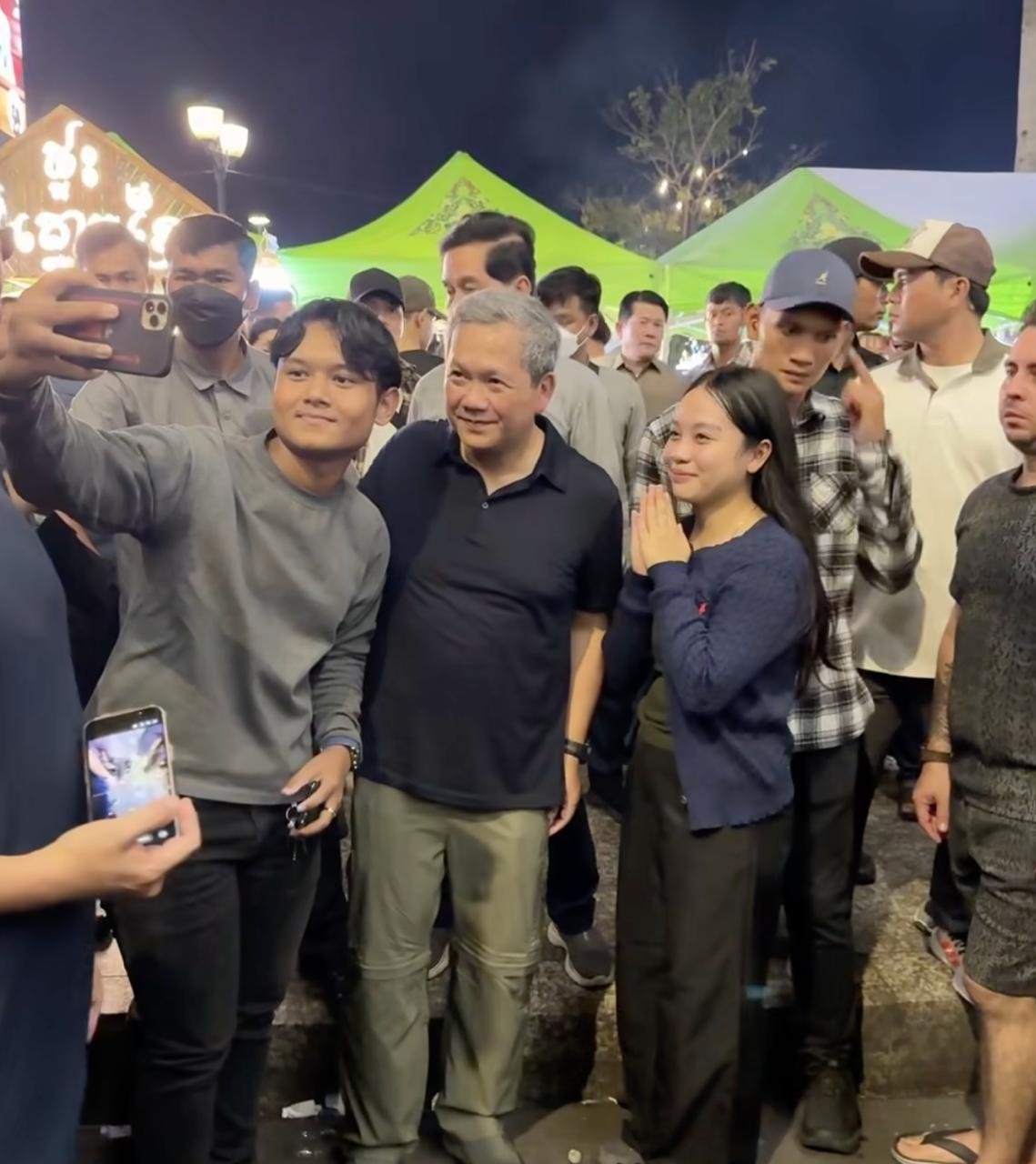 洪玛奈幽默回应身材发福传闻 称只是忘了收肚子