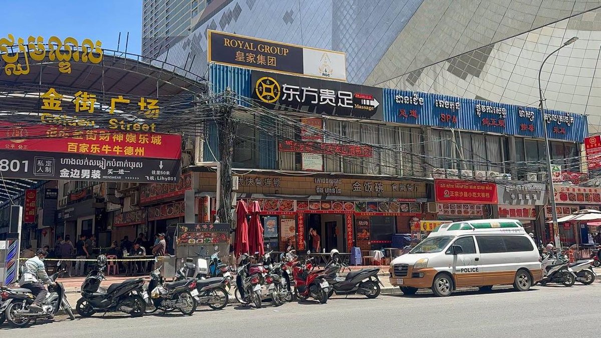 9月20日上午,一名中国男子在桑园区钻石岛入口处的金街广场进