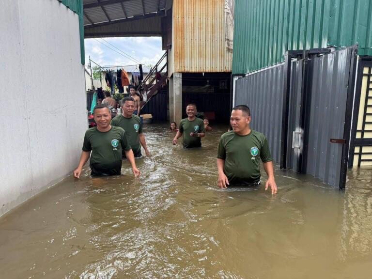 波贝地区洪水泛滥 积水深至胸口