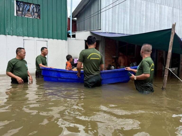 波贝地区洪水泛滥 积水深至胸口