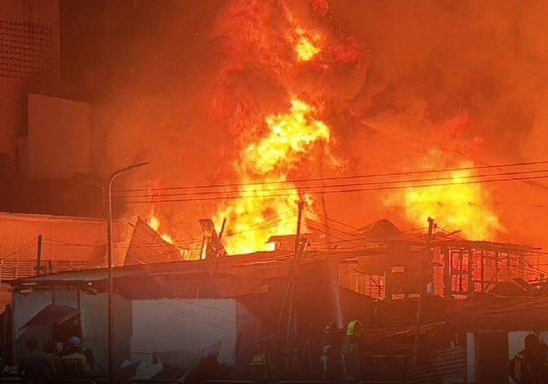 曼谷社区发生火灾 15间木屋被毁致1人死亡