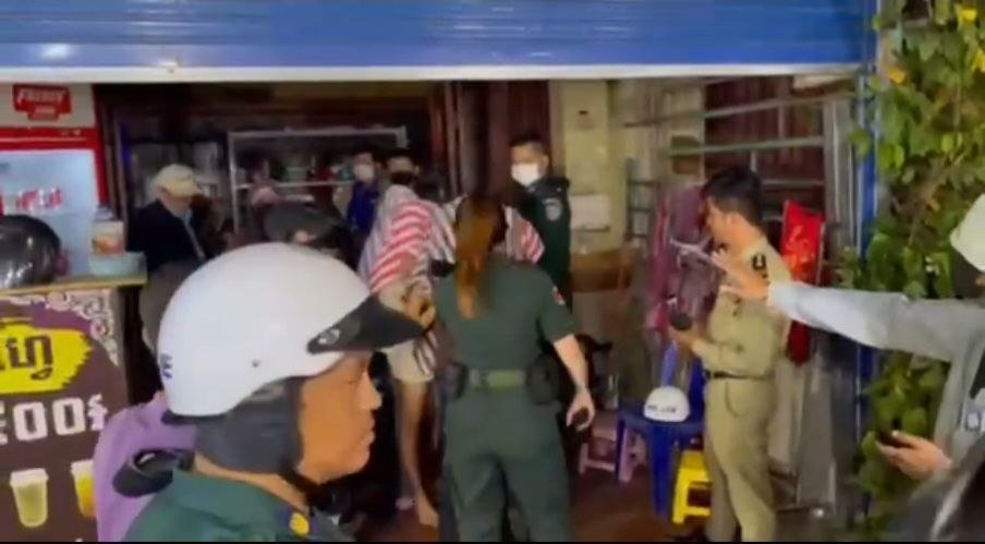 金边警方突击检查涉黄旅馆 逮捕2名经营者并查封