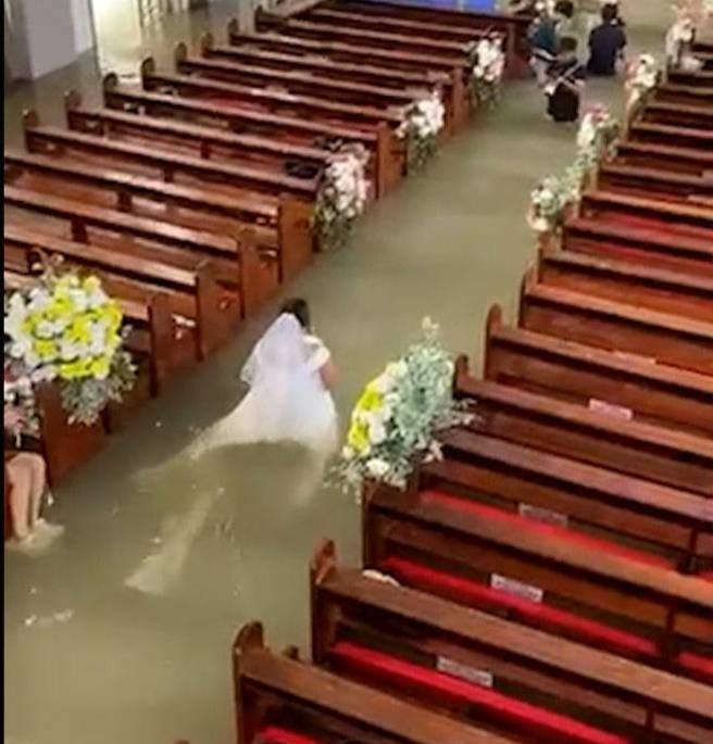 菲律宾新人洪水淹没教堂坚持举行婚礼