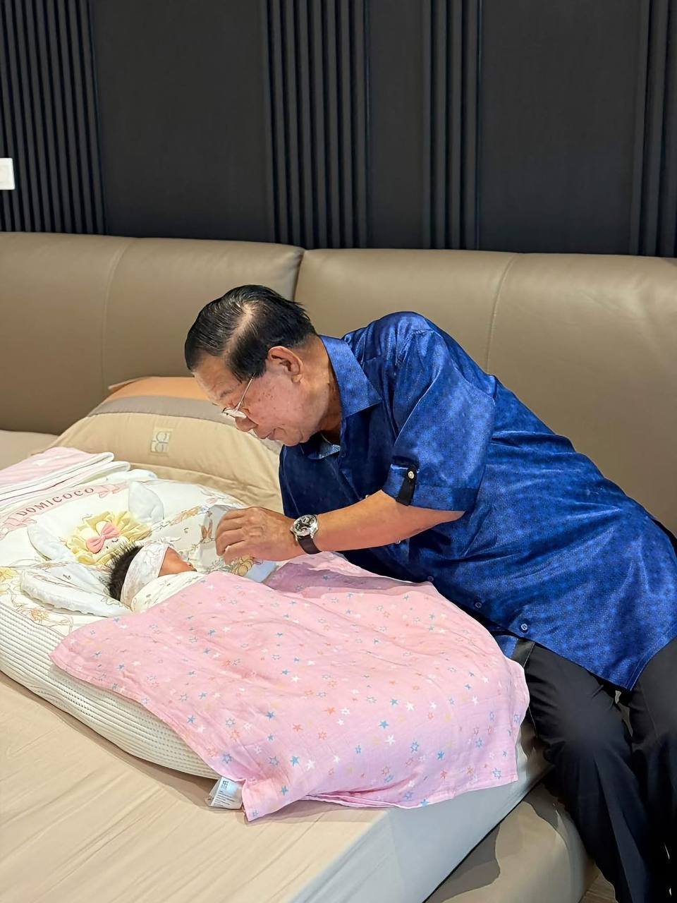 洪森分享第23位孙女近况 强调多语言教育重要性