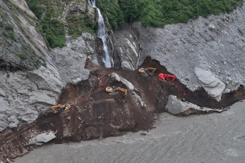 中国西藏地区发生严重泥石流灾害,目前仍有519人失踪