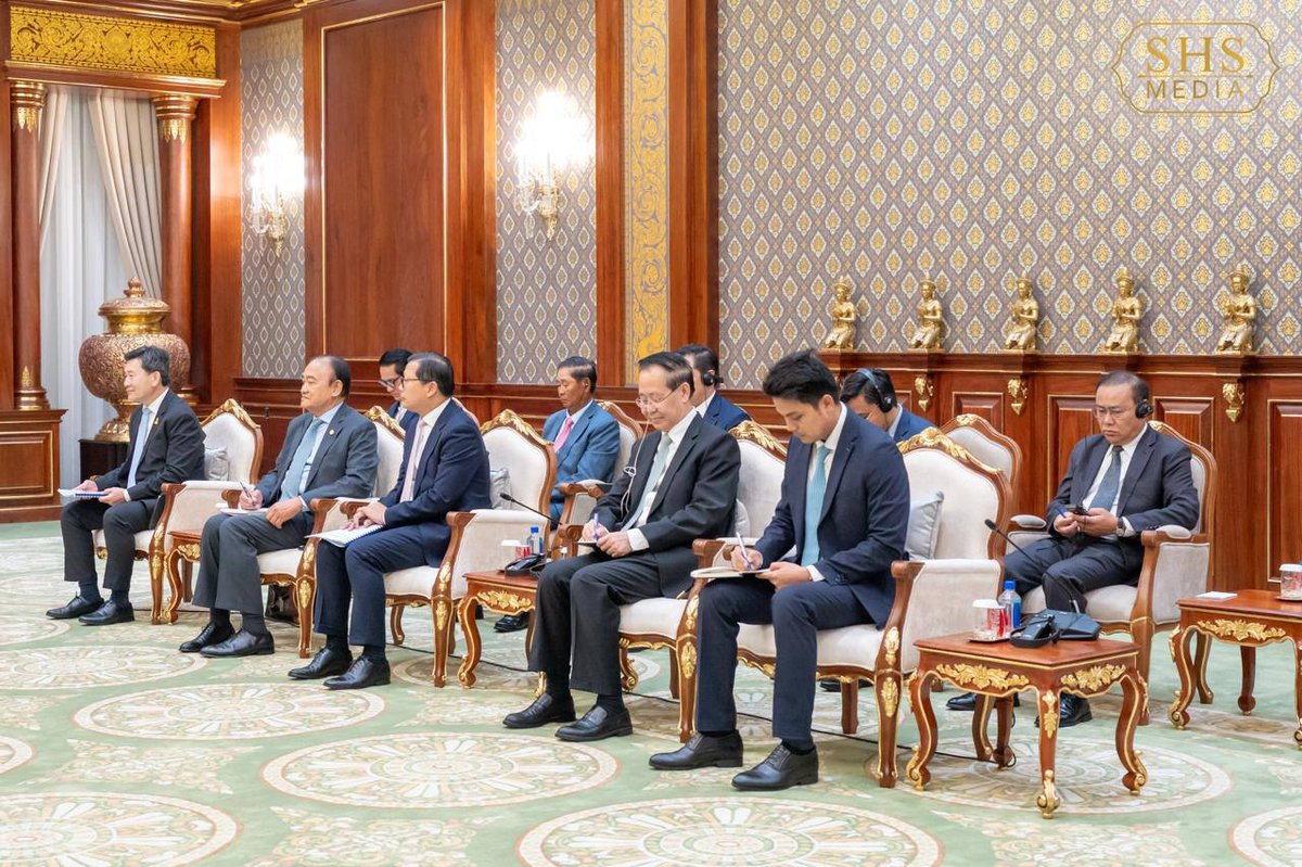 洪森在金边参议院大厦接见了乌拉圭新任驻柬埔寨大使,接受其递交
