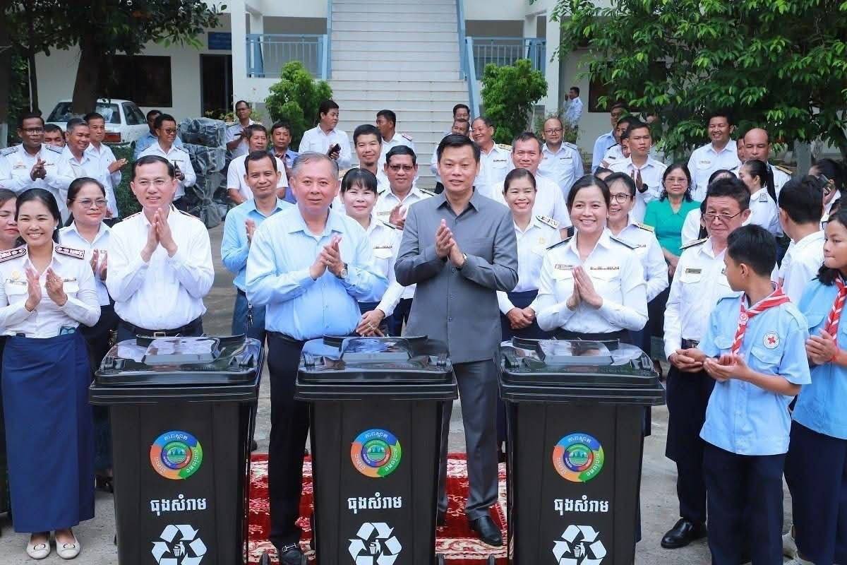 环境部向干拉省776所学校捐赠2000余个垃圾桶