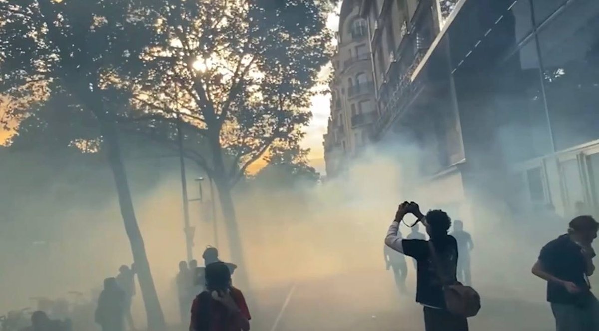 法国巴黎爆发暴力抗议 反对扩大警察武器使用权