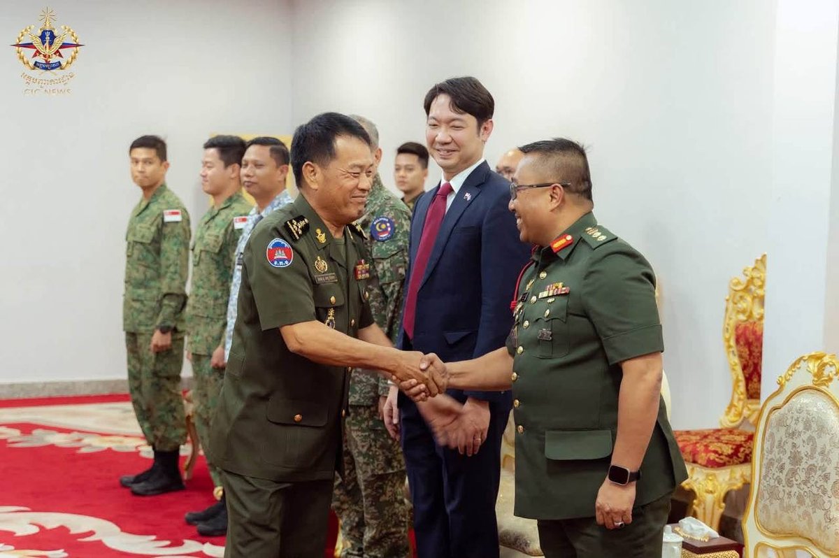 柬埔寨王家军总司令旺比盛会见结束任期的东盟观察员代表团成员，