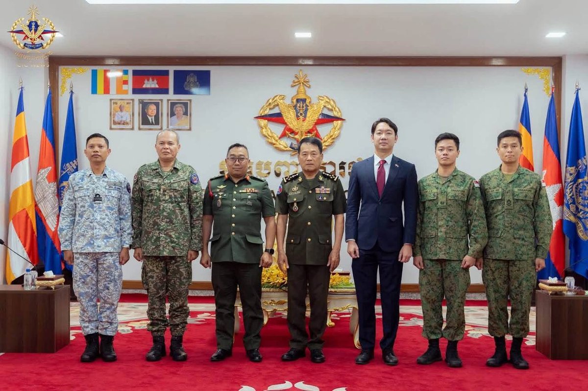 柬埔寨王家军总司令旺比盛会见结束任期的东盟观察员代表团成员，