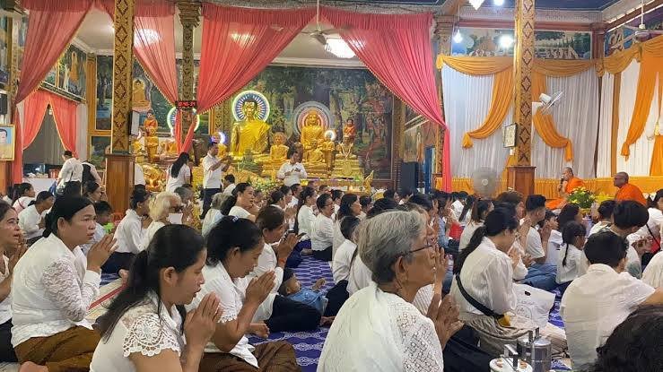 西哈莫尼国王发表亡人节寄语 呼吁民众传承民族文化