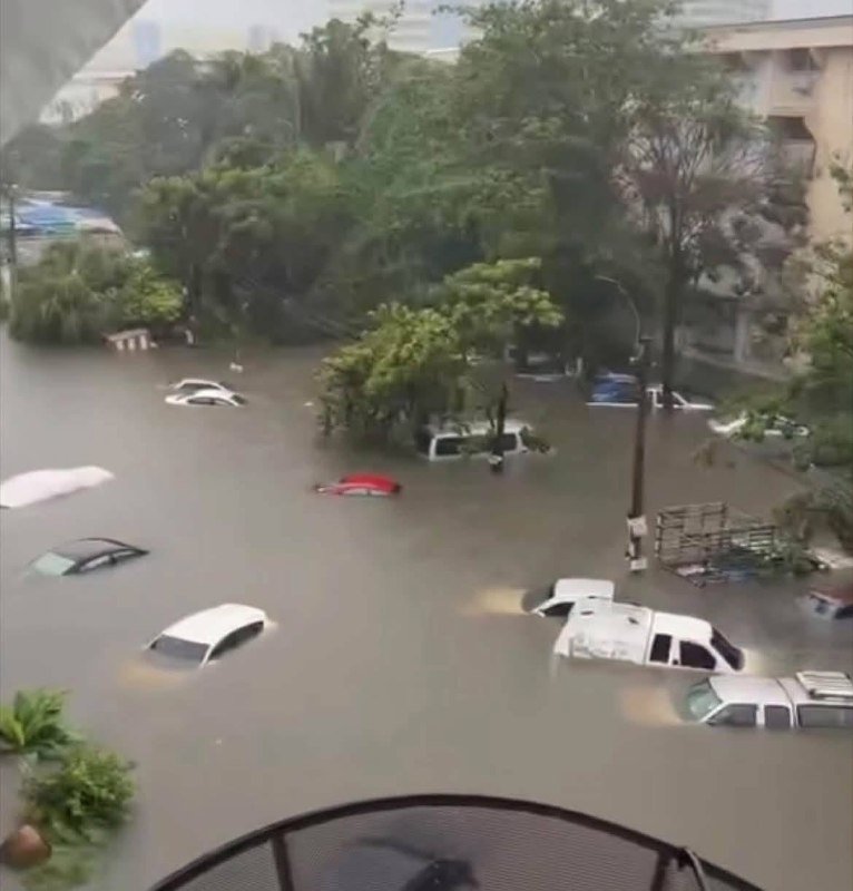 9月26日周六上午,泰国曼谷遭遇持续强降雨,导致市内多个区域