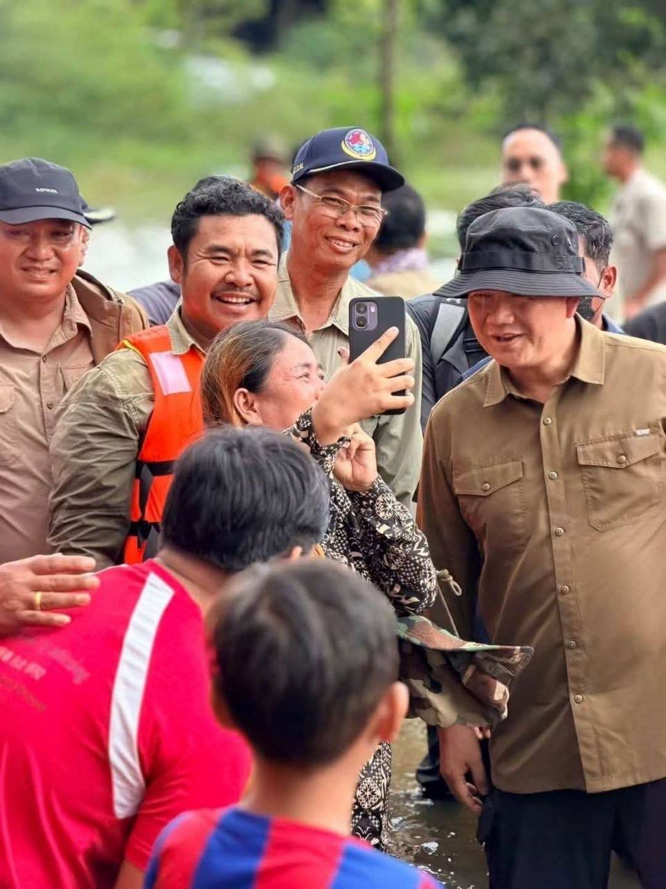 洪玛奈总理亲赴波贝灾区 慰问受灾民众并视察汛情