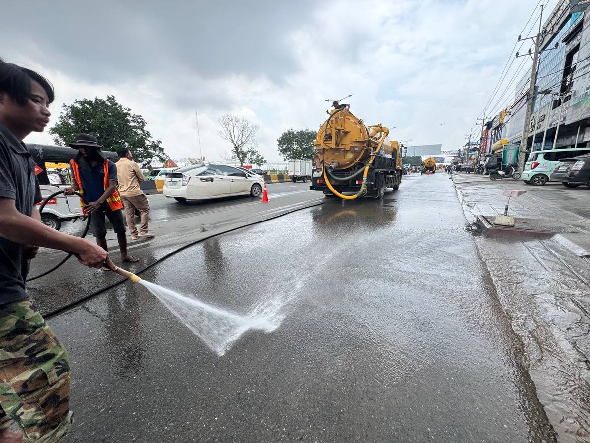 金边毛泽东大道积水清理 缓解雨季交通