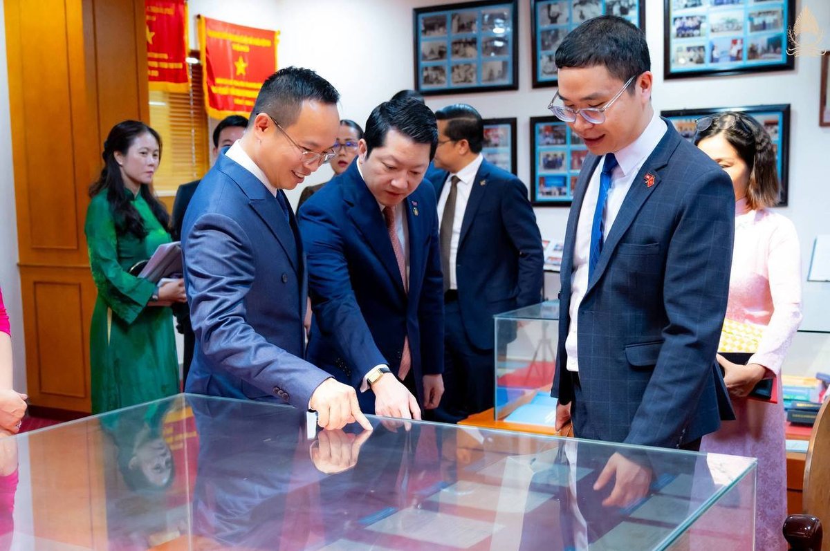 柬埔寨旅游部部长苏索肯近日与越南政府监察部门负责人举行工作会