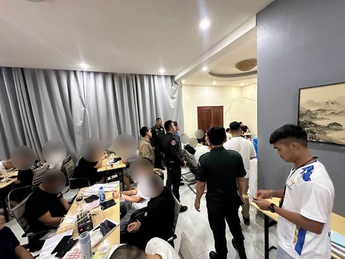 西港警方于8月31日突袭第4分区一处别墅,查获37名涉案人员