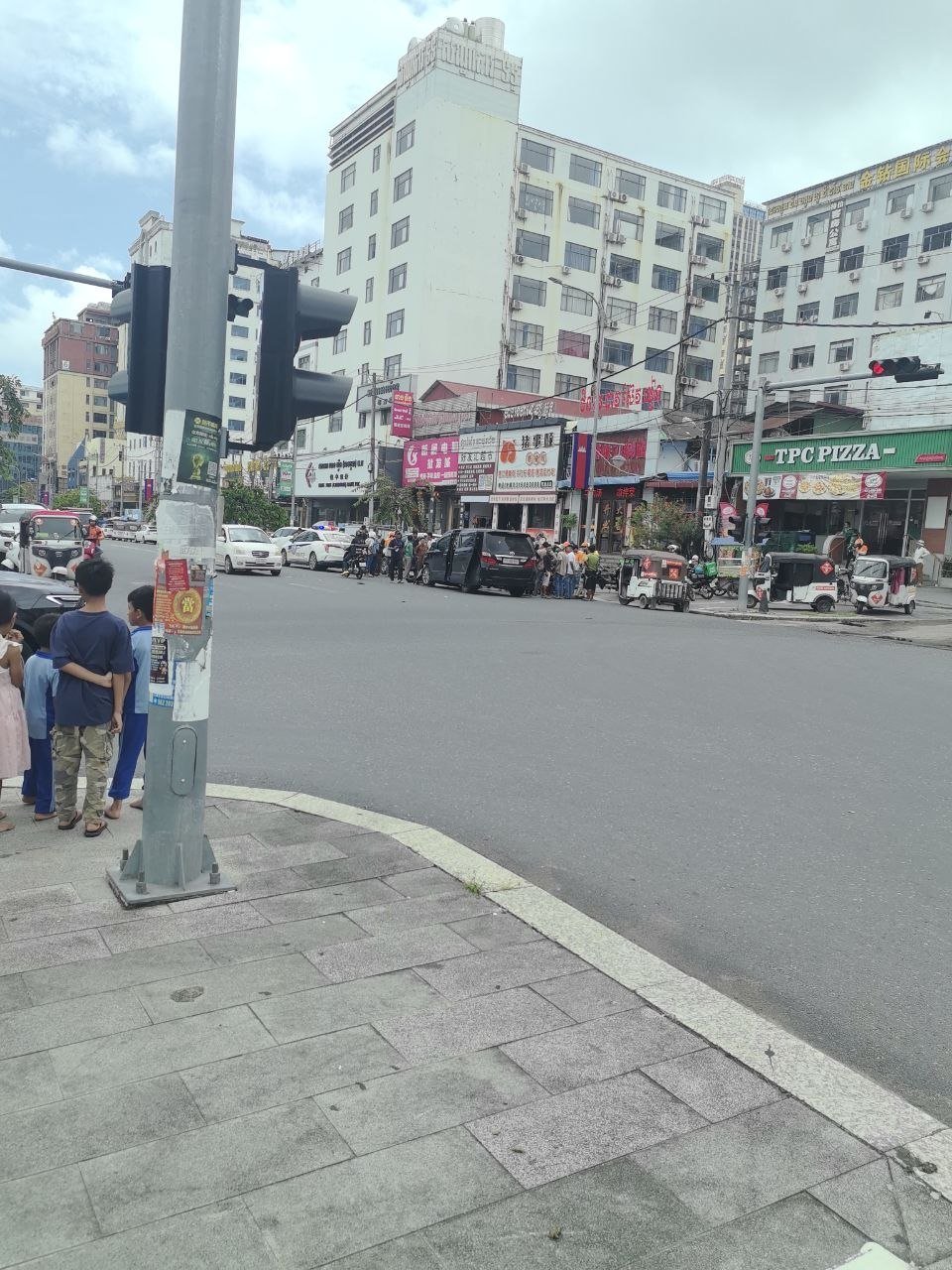 2026年9月1日,西港独立大道发生一起交通事故,一名中国籍