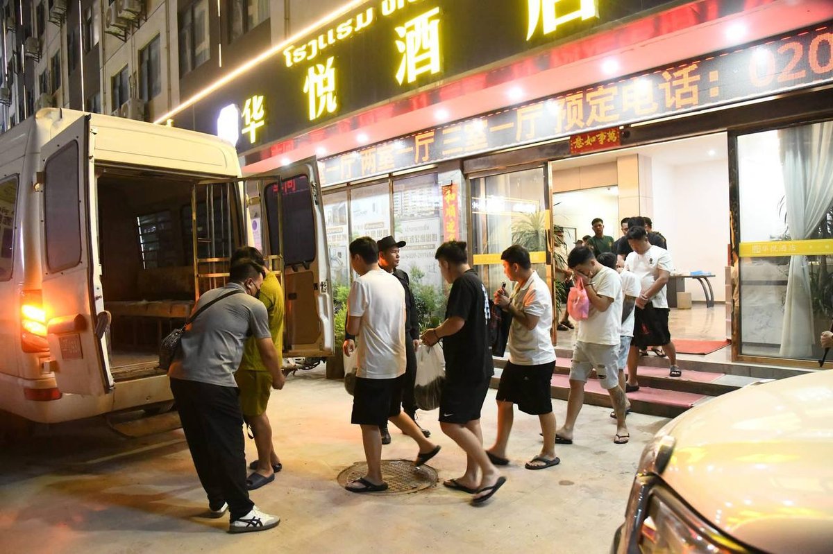 老挝万象突袭华悦酒店 抓获16名涉案人员缴获大量设备