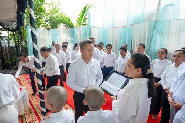 国防部长狄西哈出席了已故人士蒙布林的葬礼,并向家属表示深切慰