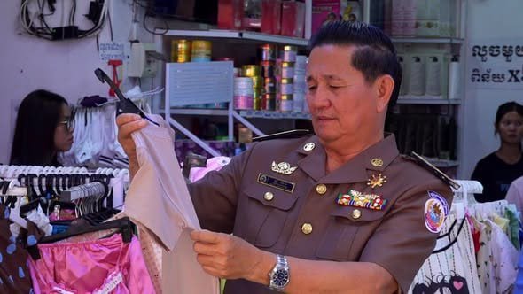 暹粒当局整治服装店不雅文字 维护社会道德