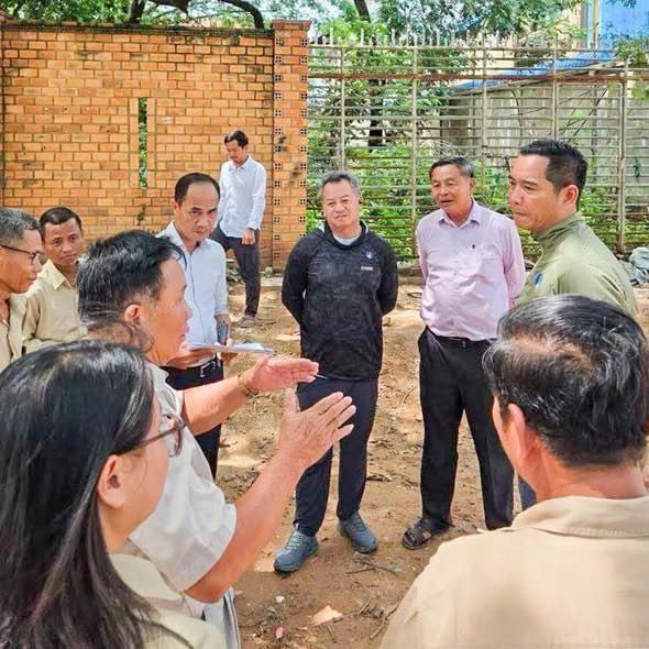 柬埔寨副总理兼国防部长狄西哈近日视察暹粒市两条新建道路工程,