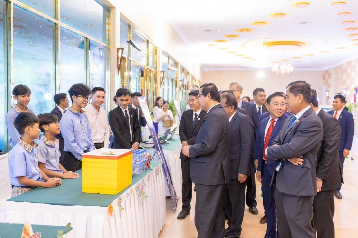 暹粒省议会主席高度评价环球学校人才培养贡献