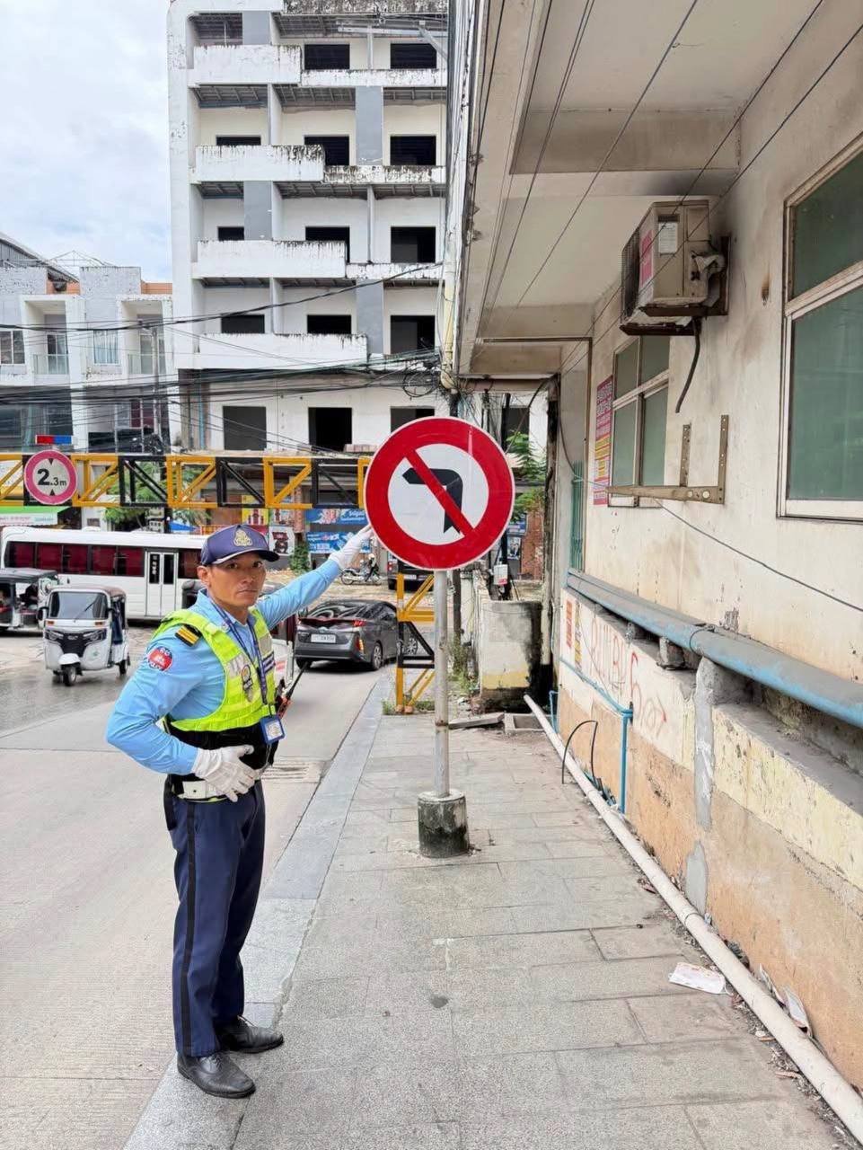 西港交警严查交通违规 逆行及不戴头盔罚款$50-100