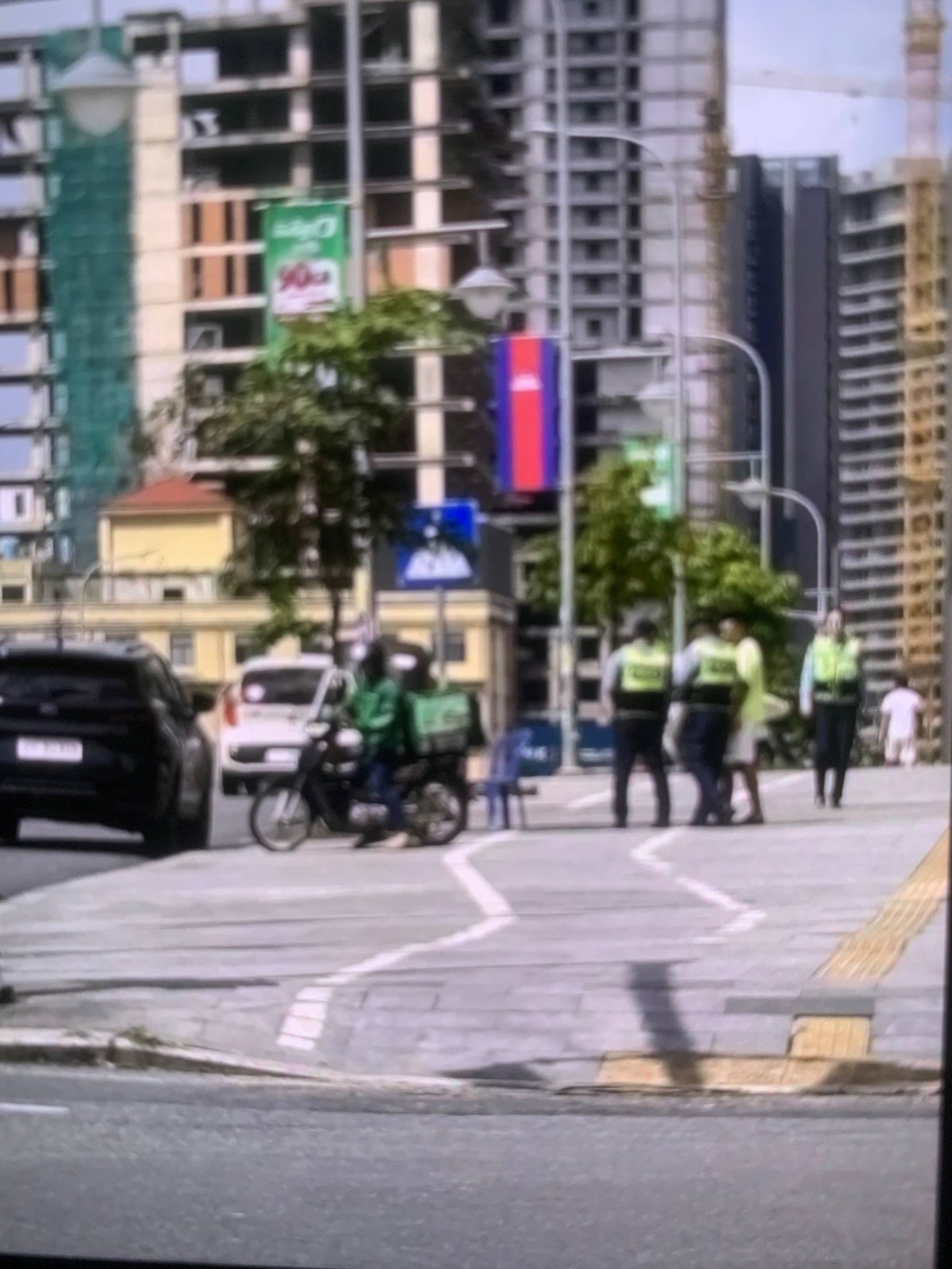 西港多地开展车辆检查 提醒华人携带证件出行