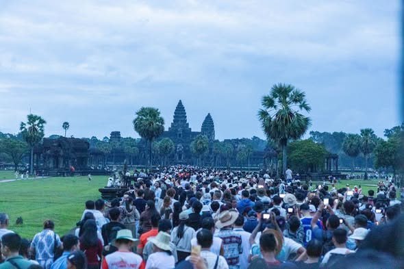 超1.7万游客齐聚吴哥窟 观赏日出奇观