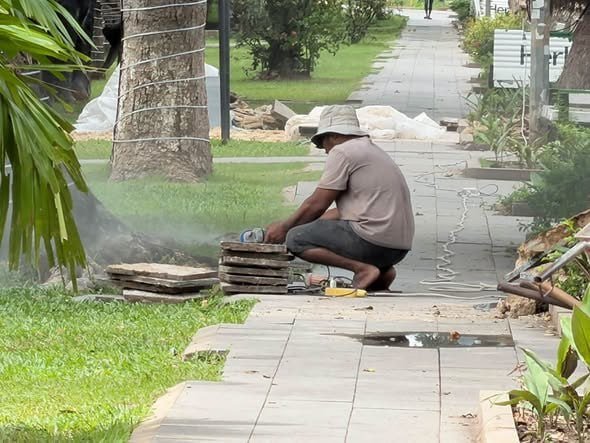 暹粒省技术团队正在对受损的河道地砖进行修复和更换,旨在提升暹